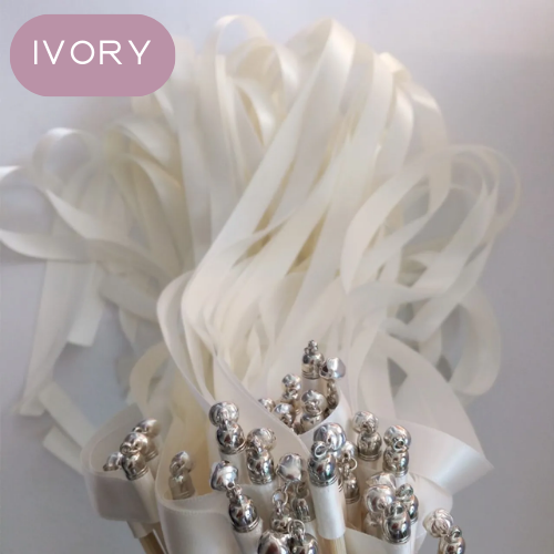 Hochzeitsstäbe, Stäbe mit Glöckchen, Stäbe mit Bändchen, Hochzeitsdeko, Gastgeschenke, Zauberstäbe, Glöckchen, Bänchen an Stäbe, Jubelstäbe, Satinband, Wedding wands, Trauung, Hochzeits-Villa, Hochzeitsidee, Mauve, Blau, grün, creme, rosa, rot, Flieder, mint, gelb, pink, taupe, weinrot, lila, blau, beere, 