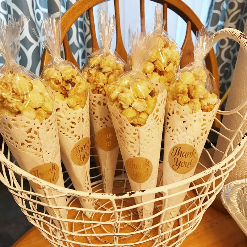 Streublumen Tüten, Spitztüten, Blumentüten Hochzeit, Blüten Konfetti, personalisierte Blumentüten, Papiertüten, Candybar deko, Candy Bar, Papierkegel, bedruckte Blütenkonfetti, Hochzeit, Trauung, Blumenmädchen, Braut, Bräutigam, Brautpaar, Hochzeitsfeier, Auszug, Trockenblumen, auszug Hochzeit, Reis werfen, Blumen werfen, Hochzeits-Villa, Hochzeitsbox,  Tortendeckchen, Tortenspitze, Spitzdeckchen, 