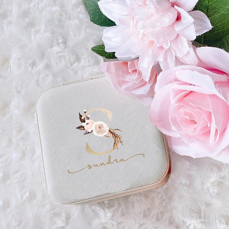 bedruckte Tasche,S chmuck tasche, Brautjungferngeschenk, Kosmetiktasche, Name bestickt, JGA, Geschenk Brautjungfern, Geschenk Blumenmädchen, Geschenk Trauzeugin, Geschenk für beste Freundin, personalisierte Tasche, personalisierte Schminktasche, Brautaccessoire, Hochzeit, Hochzeits-Villa, Ledertasche, bestickte Kosmetiktasche, rosa, rot, lila, schwarz, weiß, orange, blau, grün, wedding, geschenke,